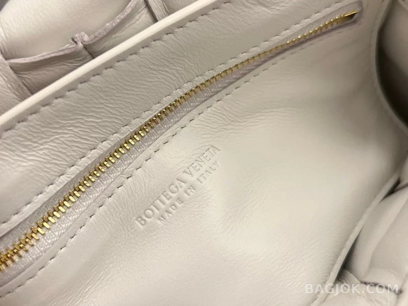 보테가베네타 Bottega Veneta 패딩 카세트백 상세 이미지
