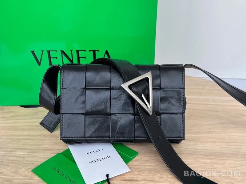 보테가베네타 Bottega Veneta 삼각 버클 카세트백 스몰 ver.1 상세 이미지