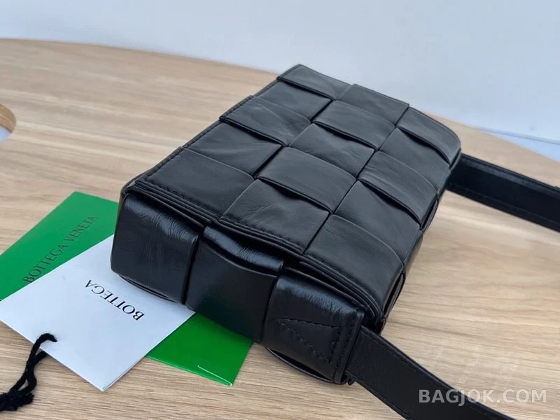 보테가베네타 Bottega Veneta 삼각 버클 카세트백 스몰 ver.1 상세 이미지