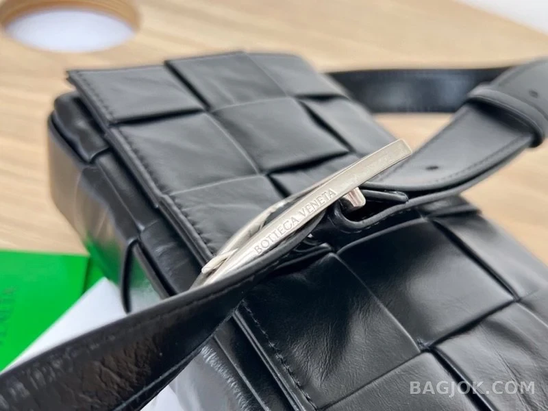 보테가베네타 Bottega Veneta 삼각 버클 카세트백 스몰 ver.1 상세 이미지