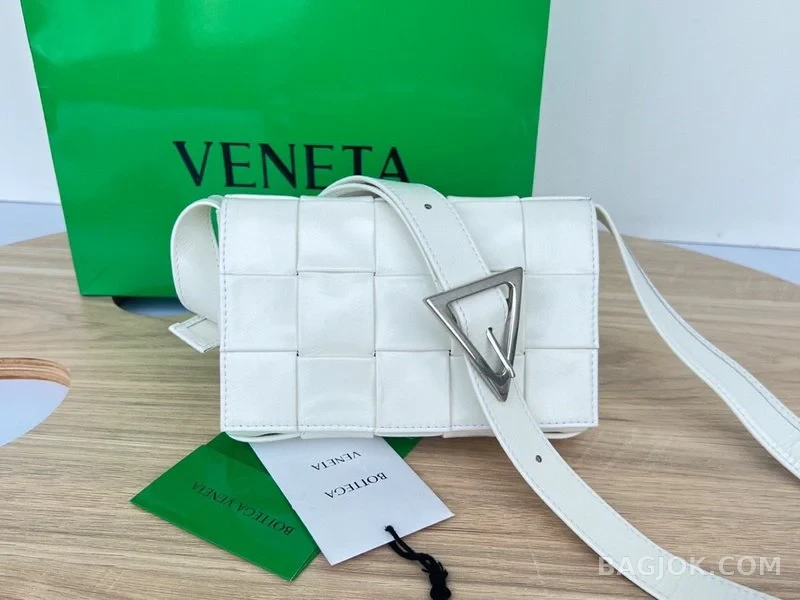 보테가베네타 Bottega Veneta 삼각 버클 카세트백 스몰 ver.1 상세 이미지