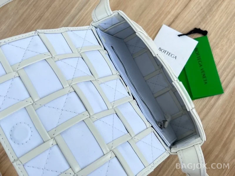 보테가베네타 Bottega Veneta 삼각 버클 카세트백 스몰 ver.1 상세 이미지