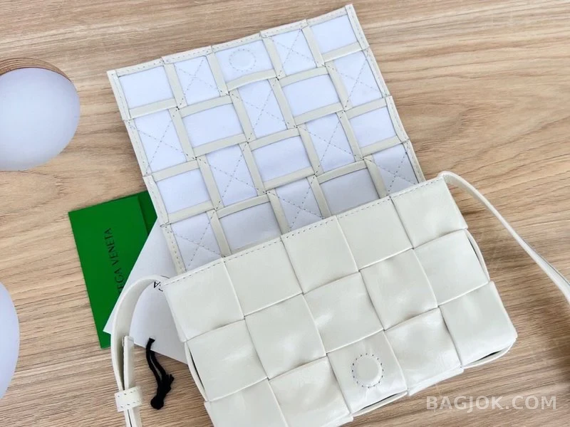 보테가베네타 Bottega Veneta 삼각 버클 카세트백 스몰 ver.1 상세 이미지