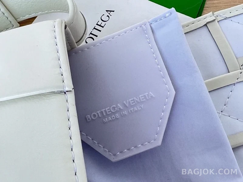 보테가베네타 Bottega Veneta 삼각 버클 카세트백 스몰 ver.1 상세 이미지