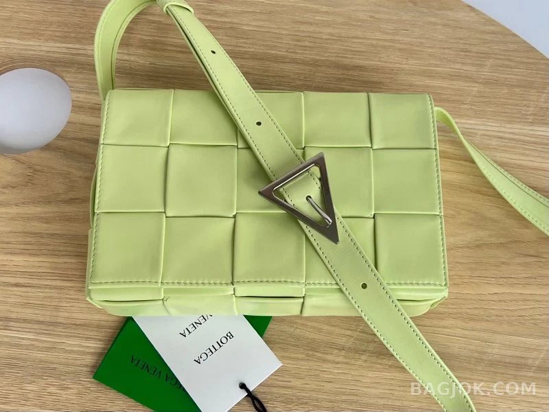 보테가베네타 Bottega Veneta 삼각 버클 카세트백 스몰 ver.1 상세 이미지