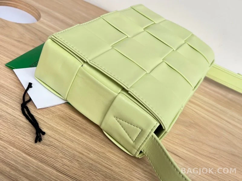 보테가베네타 Bottega Veneta 삼각 버클 카세트백 스몰 ver.1 상세 이미지