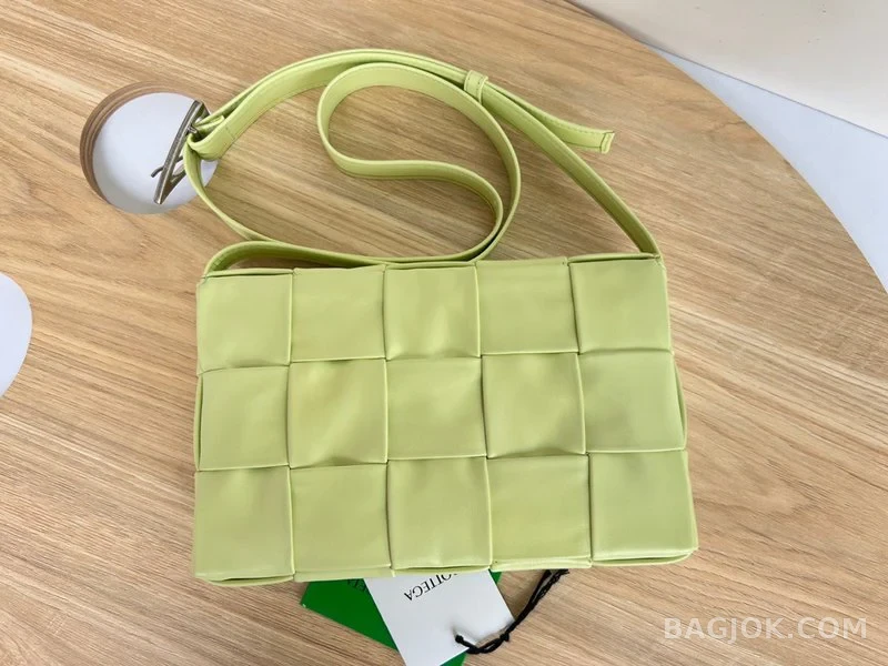 보테가베네타 Bottega Veneta 삼각 버클 카세트백 스몰 ver.1 상세 이미지