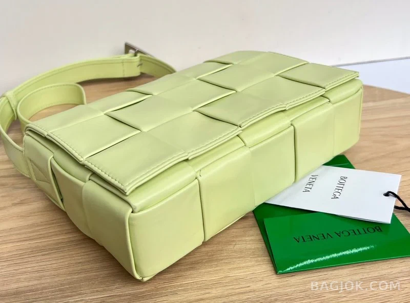 보테가베네타 Bottega Veneta 삼각 버클 카세트백 스몰 ver.1 상세 이미지