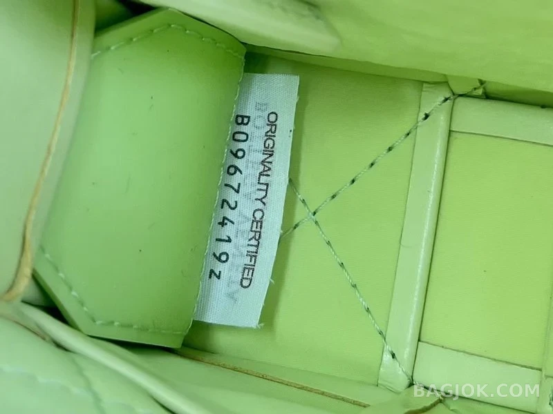 보테가베네타 Bottega Veneta 삼각 버클 카세트백 스몰 ver.1 상세 이미지
