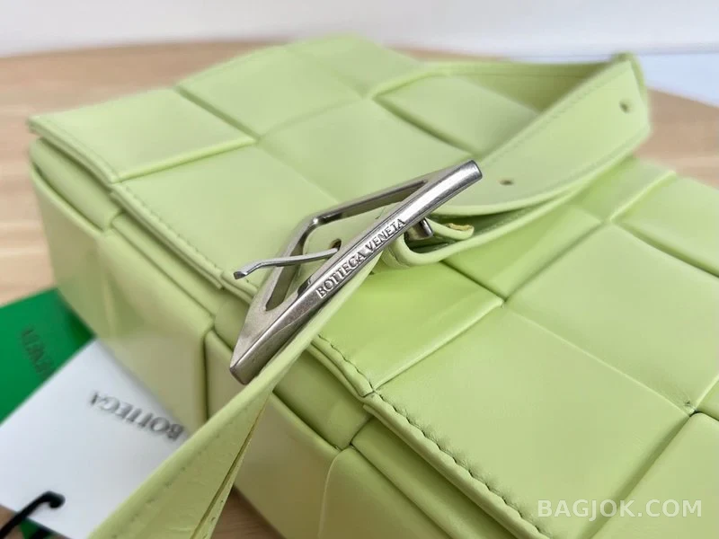 보테가베네타 Bottega Veneta 삼각 버클 카세트백 스몰 ver.1 상세 이미지