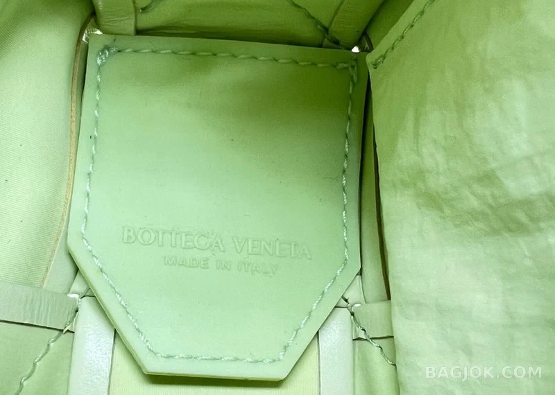 보테가베네타 Bottega Veneta 삼각 버클 카세트백 스몰 ver.1 상세 이미지