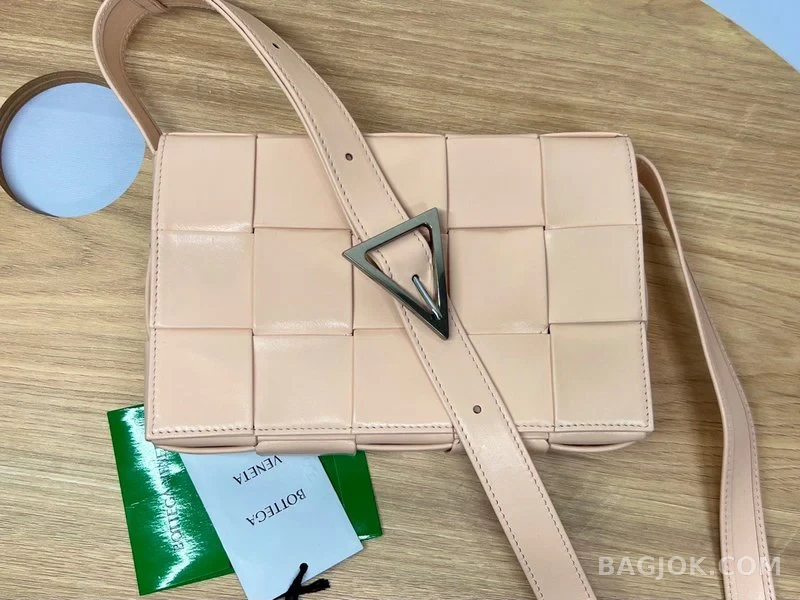 보테가베네타 Bottega Veneta 삼각 버클 카세트백 스몰 ver.1 상세 이미지