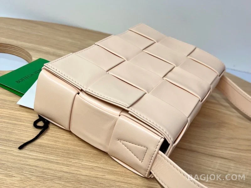 보테가베네타 Bottega Veneta 삼각 버클 카세트백 스몰 ver.1 상세 이미지