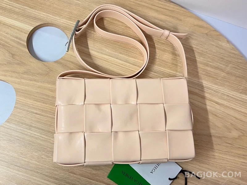 보테가베네타 Bottega Veneta 삼각 버클 카세트백 스몰 ver.1 상세 이미지