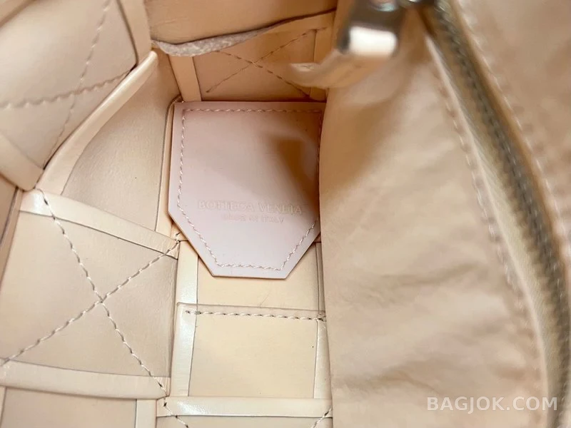 보테가베네타 Bottega Veneta 삼각 버클 카세트백 스몰 ver.1 상세 이미지