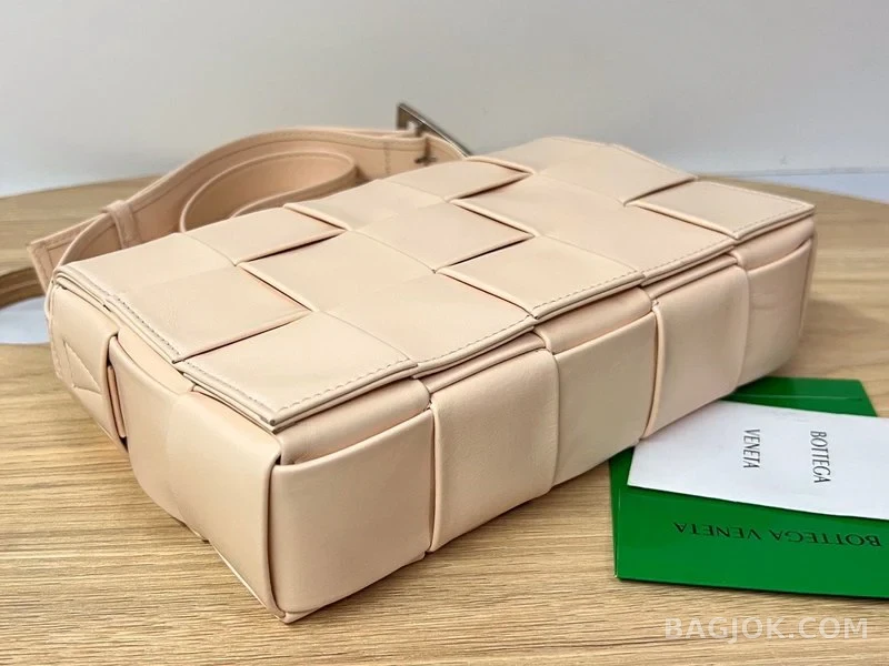 보테가베네타 Bottega Veneta 삼각 버클 카세트백 스몰 ver.1 상세 이미지