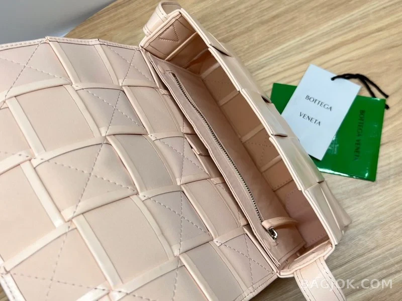 보테가베네타 Bottega Veneta 삼각 버클 카세트백 스몰 ver.1 상세 이미지