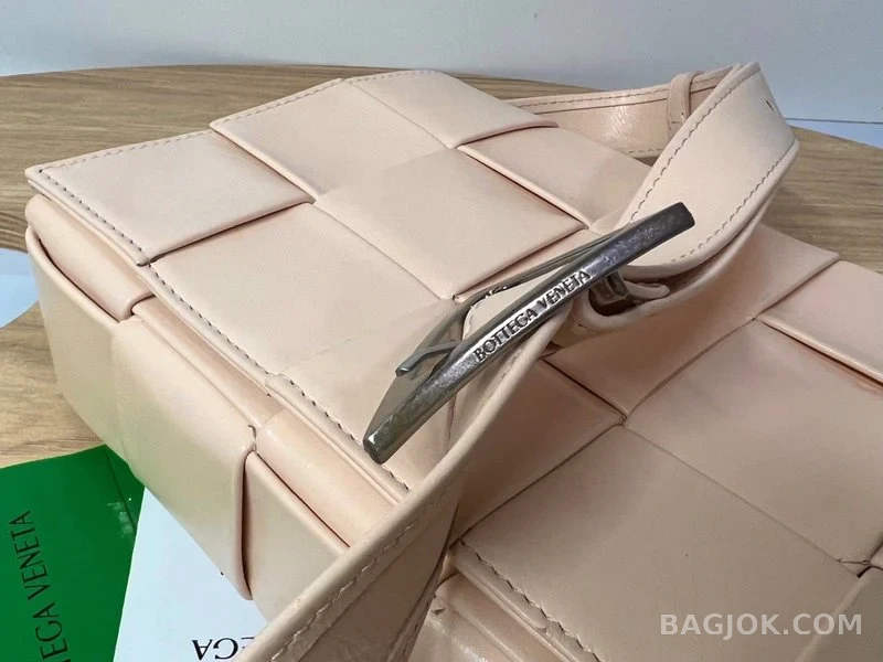보테가베네타 Bottega Veneta 삼각 버클 카세트백 스몰 ver.1 상세 이미지