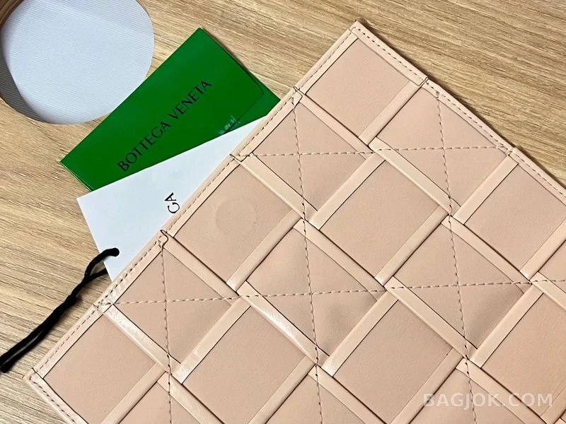 보테가베네타 Bottega Veneta 삼각 버클 카세트백 스몰 ver.1 상세 이미지