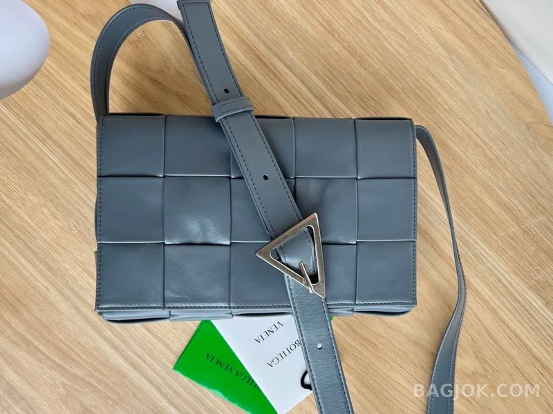 보테가베네타 Bottega Veneta 삼각 버클 카세트백 스몰 ver.1 상세 이미지