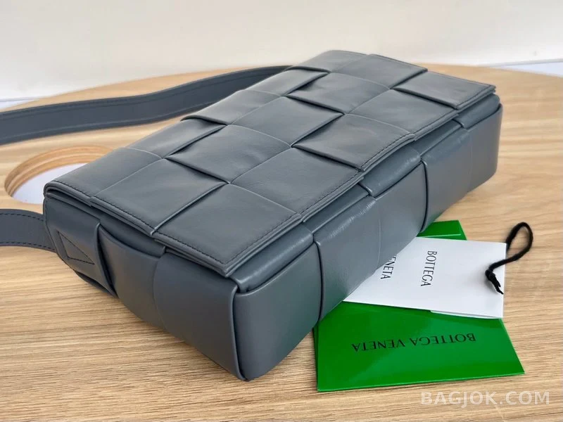 보테가베네타 Bottega Veneta 삼각 버클 카세트백 스몰 ver.1 상세 이미지