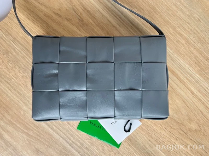 보테가베네타 Bottega Veneta 삼각 버클 카세트백 스몰 ver.1 상세 이미지