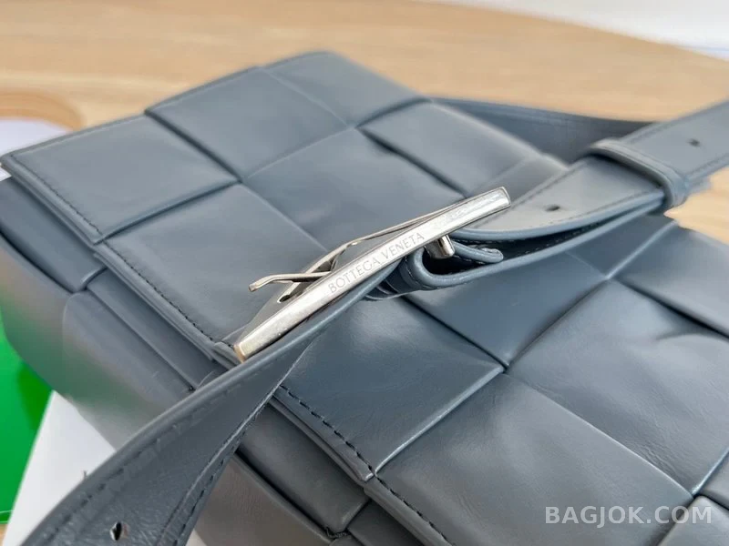 보테가베네타 Bottega Veneta 삼각 버클 카세트백 스몰 ver.1 상세 이미지