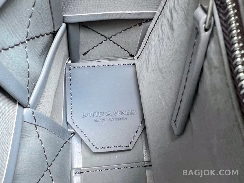 보테가베네타 Bottega Veneta 삼각 버클 카세트백 스몰 ver.1 상세 이미지