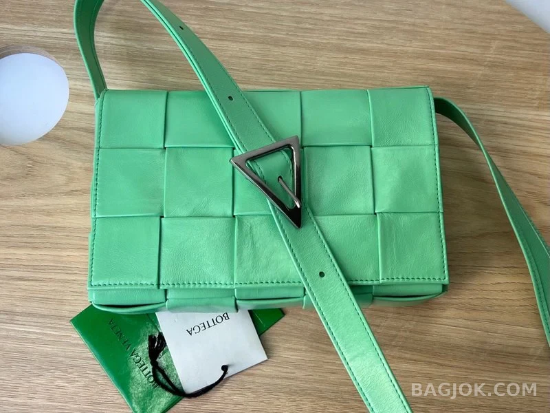 보테가베네타 Bottega Veneta 삼각 버클 카세트백 스몰 ver.1 상세 이미지