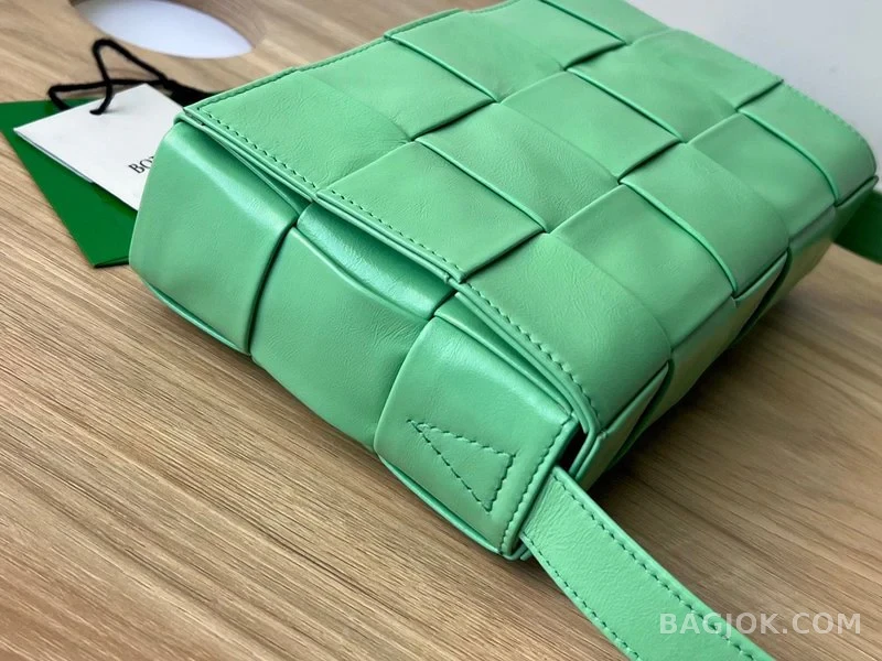 보테가베네타 Bottega Veneta 삼각 버클 카세트백 스몰 ver.1 상세 이미지