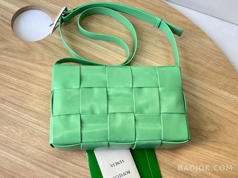 보테가베네타 Bottega Veneta 삼각 버클 카세트백 스몰 ver.1 상세 이미지