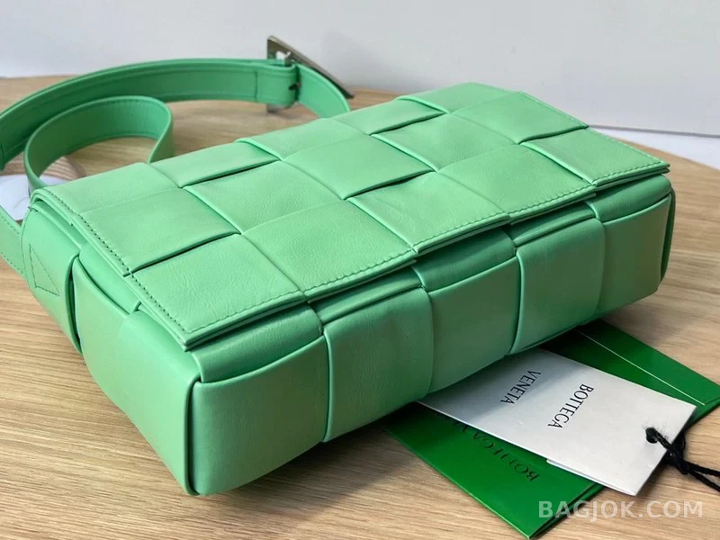 보테가베네타 Bottega Veneta 삼각 버클 카세트백 스몰 ver.1 상세 이미지