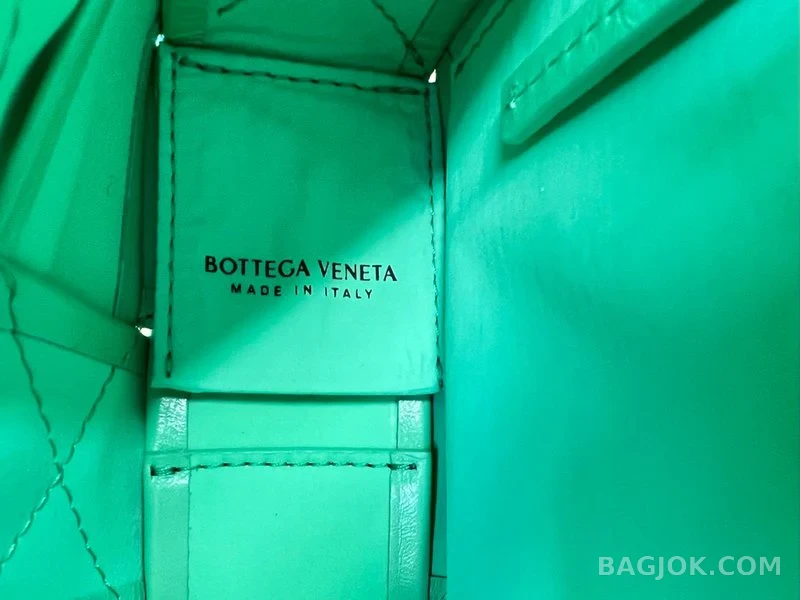 보테가베네타 Bottega Veneta 삼각 버클 카세트백 스몰 ver.1 상세 이미지