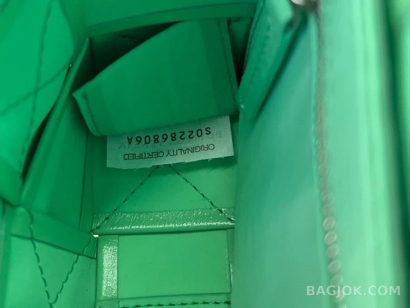 보테가베네타 Bottega Veneta 삼각 버클 카세트백 스몰 ver.1 상세 이미지