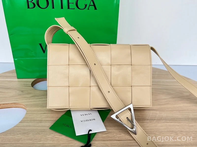 보테가베네타 Bottega Veneta 삼각 버클 카세트백 스몰 ver.1 상세 이미지