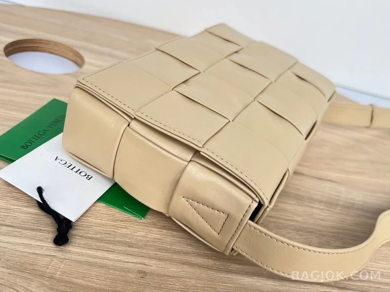 보테가베네타 Bottega Veneta 삼각 버클 카세트백 스몰 ver.1 상세 이미지