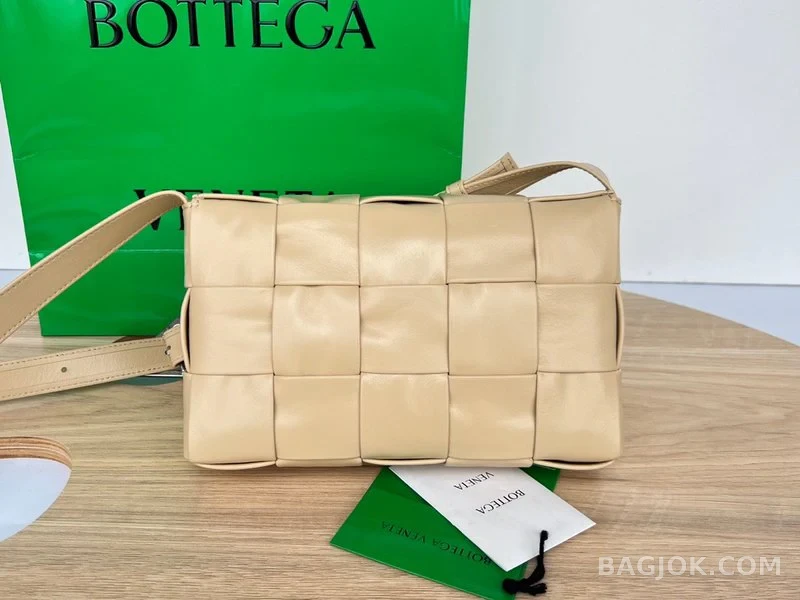 보테가베네타 Bottega Veneta 삼각 버클 카세트백 스몰 ver.1 상세 이미지