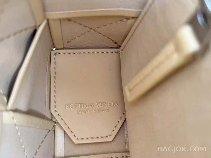 보테가베네타 Bottega Veneta 삼각 버클 카세트백 스몰 ver.1 상세 이미지