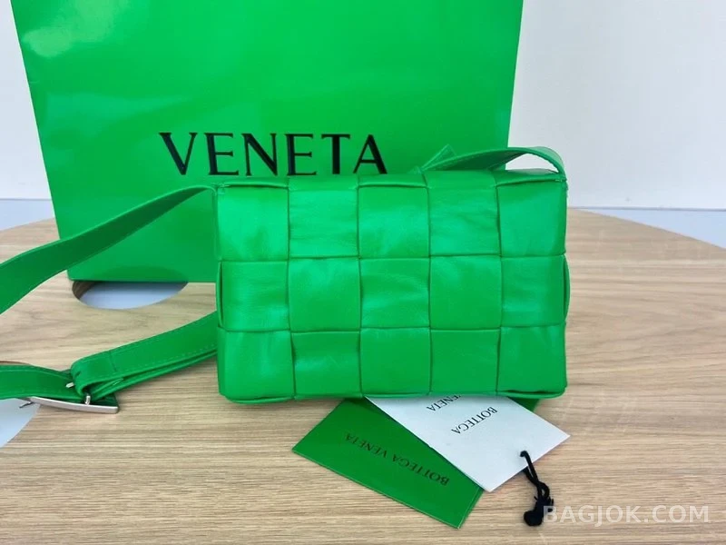 보테가베네타 Bottega Veneta 삼각 버클 카세트백 스몰 ver.2 상세 이미지