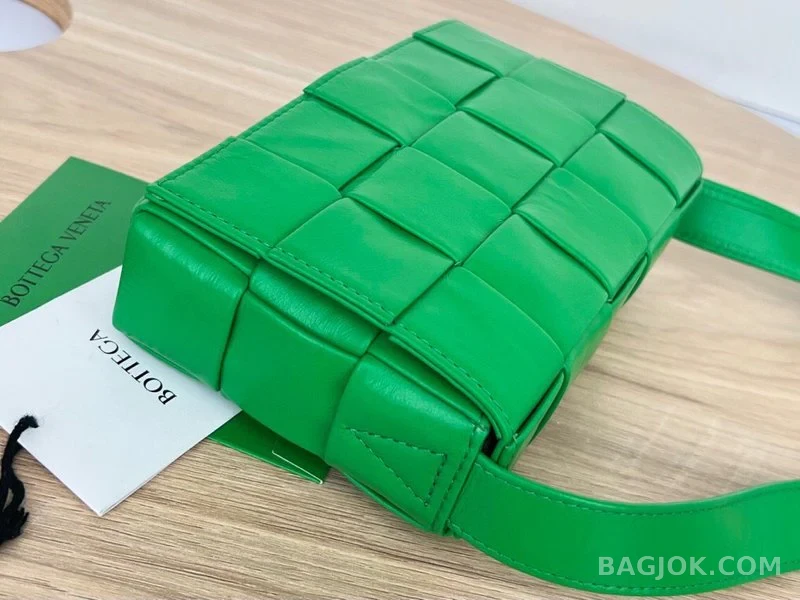 보테가베네타 Bottega Veneta 삼각 버클 카세트백 스몰 ver.2 상세 이미지