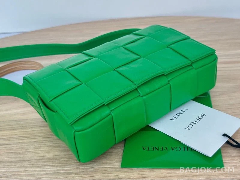 보테가베네타 Bottega Veneta 삼각 버클 카세트백 스몰 ver.2 상세 이미지