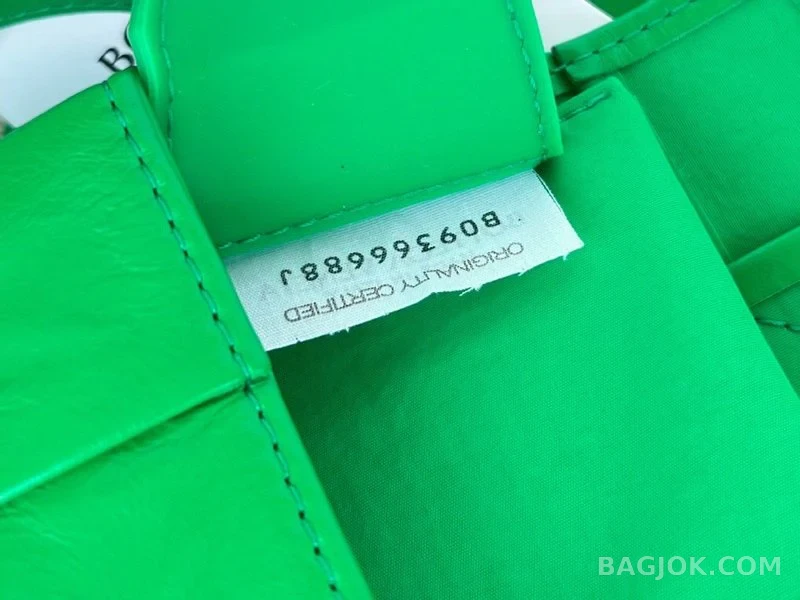 보테가베네타 Bottega Veneta 삼각 버클 카세트백 스몰 ver.2 상세 이미지