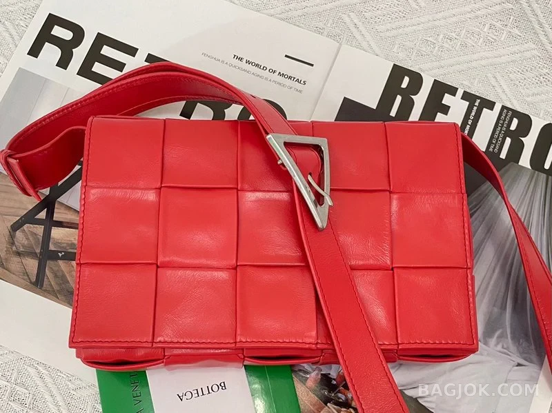 보테가베네타 Bottega Veneta 삼각 버클 카세트백 스몰 ver.2 상세 이미지