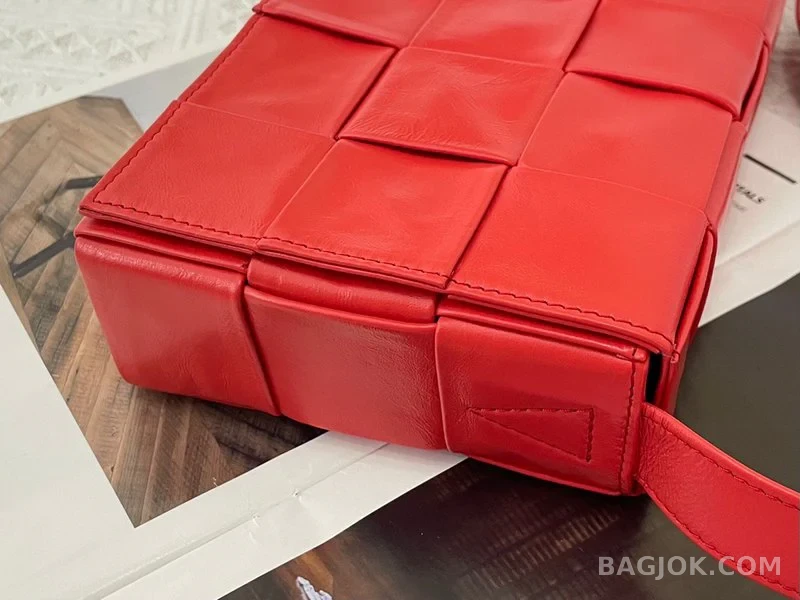 보테가베네타 Bottega Veneta 삼각 버클 카세트백 스몰 ver.2 상세 이미지