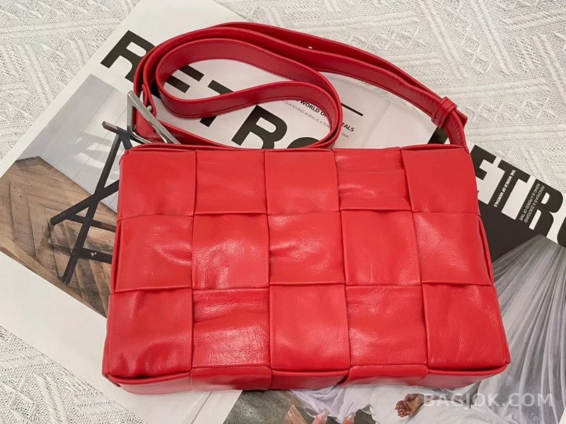 보테가베네타 Bottega Veneta 삼각 버클 카세트백 스몰 ver.2 상세 이미지