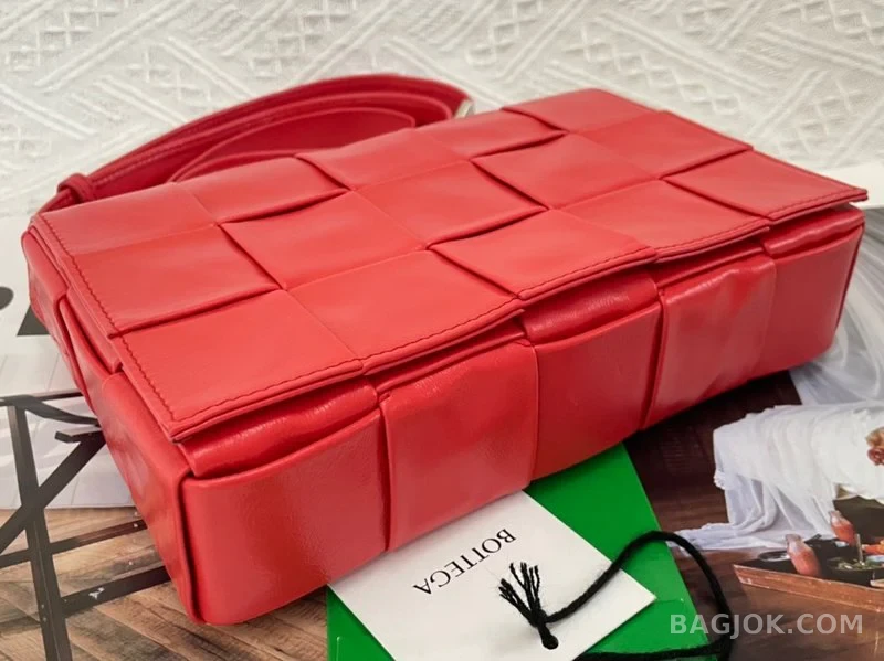 보테가베네타 Bottega Veneta 삼각 버클 카세트백 스몰 ver.2 상세 이미지