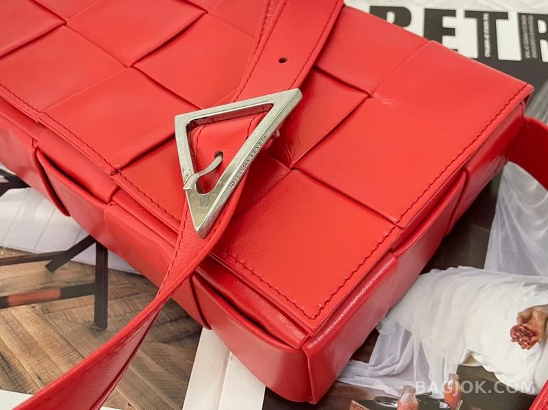 보테가베네타 Bottega Veneta 삼각 버클 카세트백 스몰 ver.2 상세 이미지