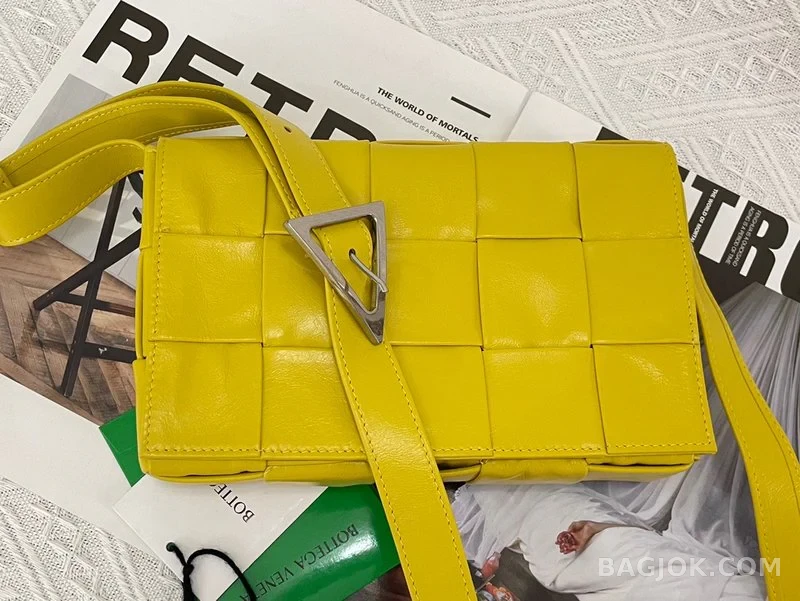 보테가베네타 Bottega Veneta 삼각 버클 카세트백 스몰 ver.2 상세 이미지