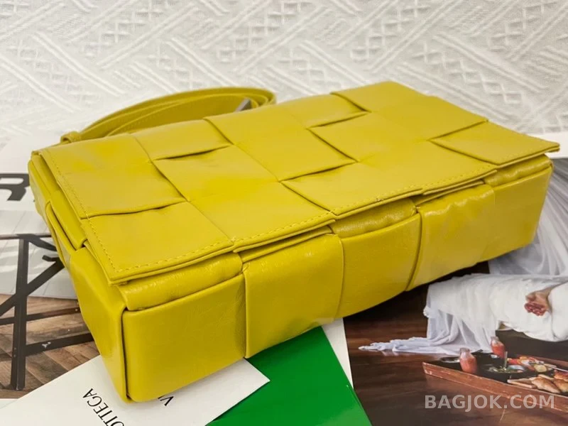 보테가베네타 Bottega Veneta 삼각 버클 카세트백 스몰 ver.2 상세 이미지