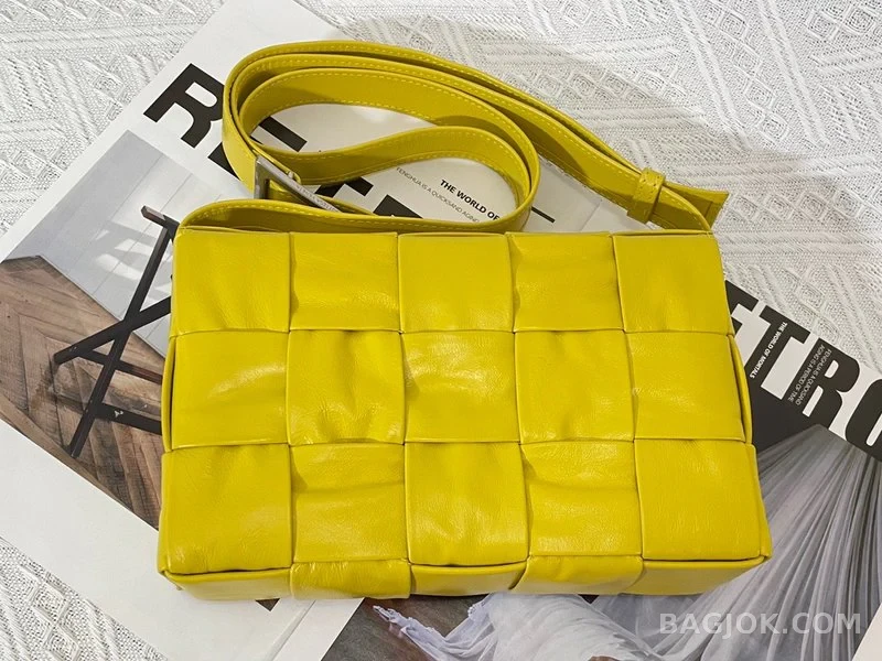 보테가베네타 Bottega Veneta 삼각 버클 카세트백 스몰 ver.2 상세 이미지